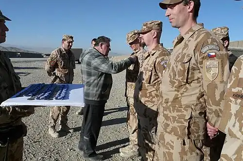 Dominik Duka oceňuje v Afghánistánu české vojáky, 2010