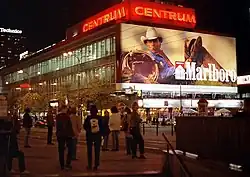 Reklama Marlboro Man na budově ve Varšavě v roce 2000.