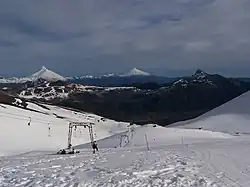 Sjezdovka na svahu sopky