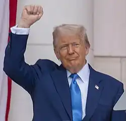 Donald Trump ukazující pěst
