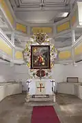 Presbytář s oltářem