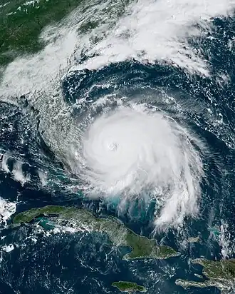 Hurikán Dorian 2. září 2019, při přechodu přes severní Bahamy. Dole na snímku je Kuba, vlevo nahoře Florida a jihovýchodní pobřeží USA.