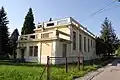 Doubrava (Karviná) kostel Husův sbor Československé církve husitské po opravě v roce 1998 znovu otevřen. Při sklešťování odstraněny balustrády z atik. Pohled na zadní část kostela. (2013)