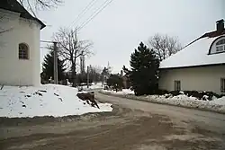 centrum obce s kaplí vlevo