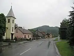 Hlavní ulice s kaplí a zvonicí