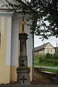 Kříž před kaplí