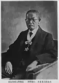 Rektor jedné z japonských univerzit vyznamenaný řádem kultury (publikováno 1938)