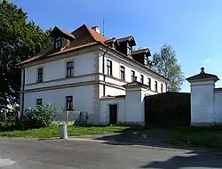 Zámek na návsi v Dražičkách