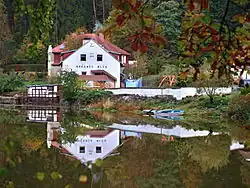 Kvěchův mlýn z levého břehu Lužnice