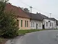 Domy Kostomlatecká ulice, vzadu Hospoda V Prdeli