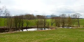 Barevná fotografie s pohledem na chovné rybníky na horním toku potoka Dreibörnerbach