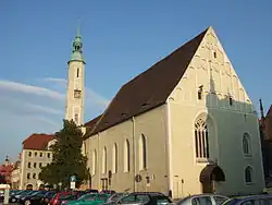 Barevná fotografie s pohledem na pozdně gotický kostel se štíhlou věží