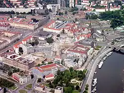 Barevná fotografie s pohledem shora na hustě zastavěné centrum města