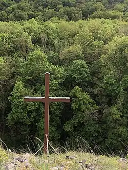Pohled na kříž „shora“ od plotu vojenského objektu