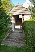 Kryté schodiště u vstupu do kostela