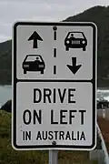 Značka upozorňující na levostranný provoz v Austrálii