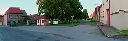 Náves s autobusovou zastávkou