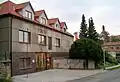 Poštovní úřad, v pozadí kostel