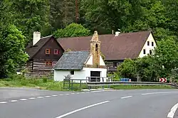 Kaplička a usedlost čp. 13 u silnice č. I/9