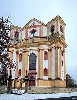 Průčelí kostela z hlavní ulice
