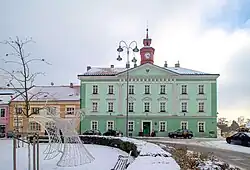 Dubá náměstí s radnicí.jpg