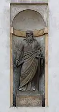 Socha svatého Petra umístěná v nice na fasádě kostela (napravo od Panny Marie).