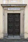 Hlavní vstupní portál. Nápis: SVB PRAESIDIO SANCTAE VIRGINIS MARIAE ANNVTIATAE ERECTA