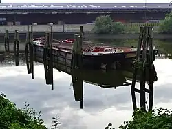 Dva nákladní čluny kotví v Moldauhafen (2013)
