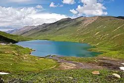 Jezero Dudipatsar v údolí Kaghan, Pákistán