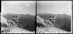 Dues dones al cim del Gra de Fajol i vista del puig de la Llosa i el Canigó al fons