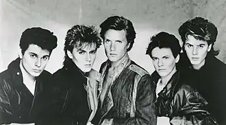 Duran Duran v roce 1983. Zleva: Roger Taylor (bicí), Nick Rhodes (klávesy), Simon Le Bon (zpěv), Andy Taylor (kytara) and John Taylor (basa)