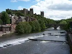 Pohled na Durhamskou katedrálu a hrad z mostu Millburngate Bridge