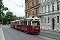 Souprava E1+c3 vyjíždí z konečné Ring, Volkstheater