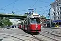 Souprava E2+c5 podjíždí historický viadukt linky metra U6
