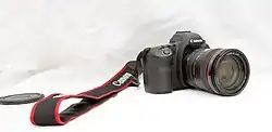 Klasický popruh dodávaný se zrcadlovkou Canon