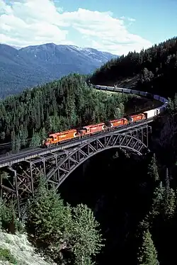 Nákladní vlak CPR na mostě Stoney Creek Bridge, klenoucího se nad vysokohorským průsmykem Rogers Pass