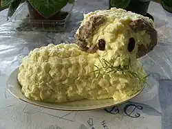 Český velikonoční beránek zdobený sladkým krémem