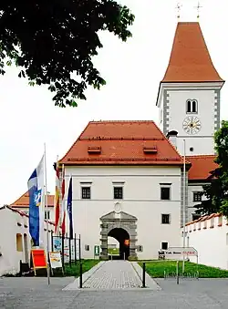 Jižní portál brány vedoucí na klášterní hřbitov v Ebendorfu