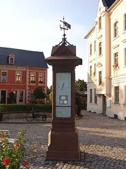 Meteorologický sloupek na ebersbašské Bahnhofstraße (Nádražní ulici)