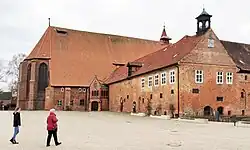 Východní křídlo kláštera s kostelem