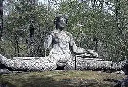 Socha Echidny v lese nedaleko Parku nestvůr u italského města Bomarzo