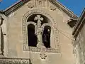 Typické sdružené okno (biforium) s křížem