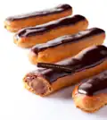 Éclairs s čokoládovou náplní a polevou
