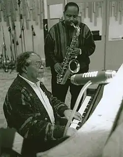 Roland Hanna a Ed Wiley v r. 2001