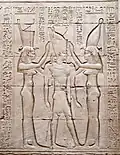 Ptolemaios VIII. mezi bohyněmi Dolního a Horního Egypta