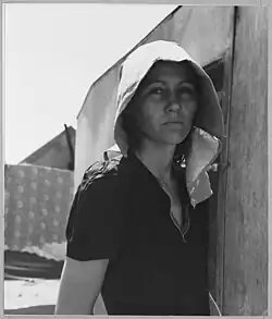 Mladá maminka migrantů, Edison, Kern County, Kalifornie.