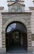 Renesanční portál v Úzké ulici z konce 16. století, který sem byl v letech 1852–1853 přenesen z domu na Horním náměstí č. 2