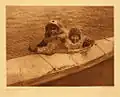 Chlapci v kajaku, Nunivak, 1930