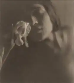The white Iris, modelka: Tina Modottiová, 1921