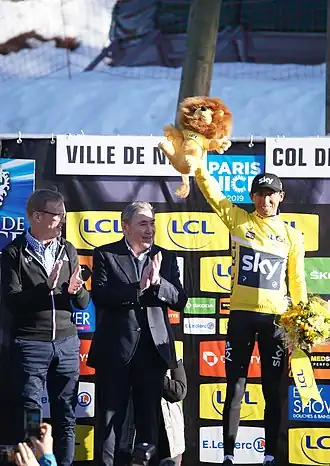 Egan Bernal v dresu lídra závodu po 7. etapě